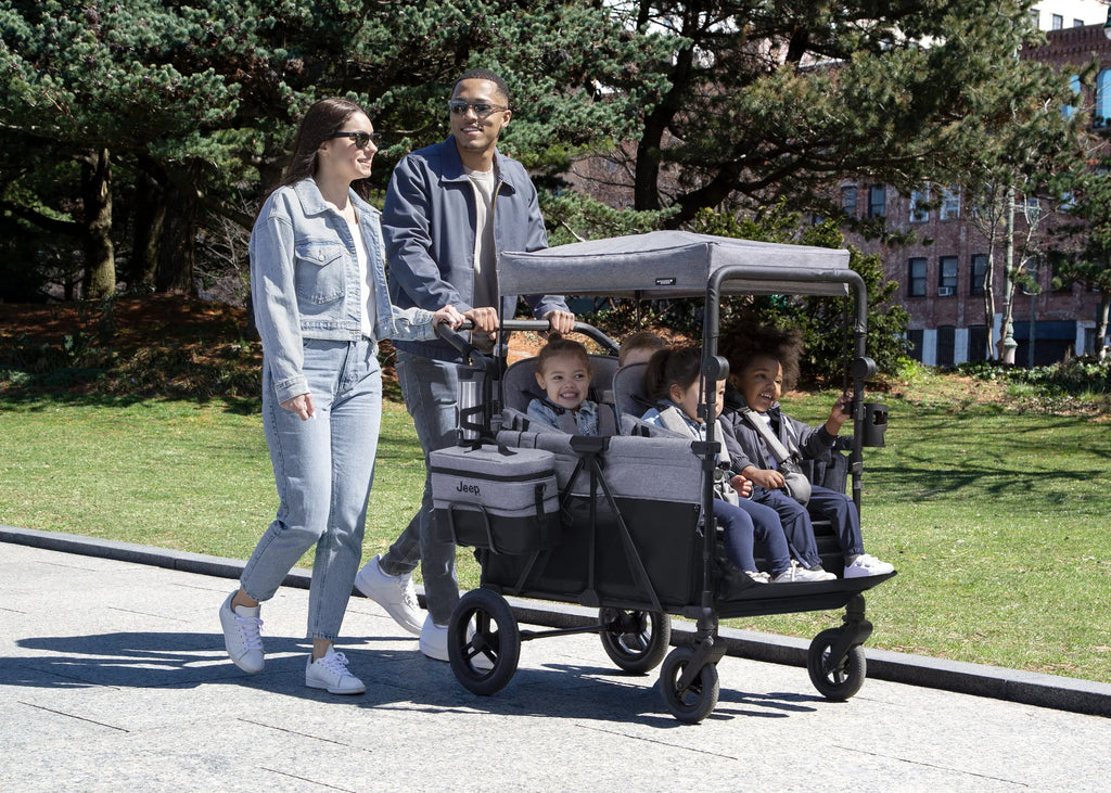 2026 Carrito-Paseador Jeep Wrangler Deluxe para 4 Niños – Capota Desmontable, Bolsa Térmica, Asientos Modulares, Almacenamiento XXL, Ruedas Antipinchazos, Manillares Ajustables