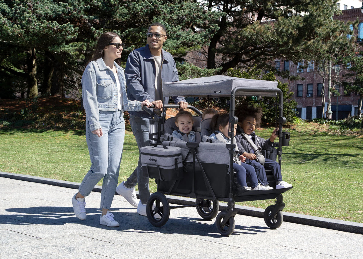 2026 Carrito-Paseador Jeep Wrangler Deluxe para 4 Niños – Capota Desmontable, Bolsa Térmica, Asientos Modulares, Almacenamiento XXL, Ruedas Antipinchazos, Manillares Ajustables