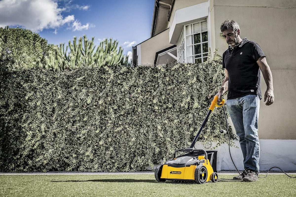 2026 Garland Roll&Comb 502E-V19 - Peinadora/Barredora césped artificial eléctrica enchufable - 1.600 W de potencia, 15'6 kg de peso, ancho de trabajo 40 cm con altura regulable. Saco de recogida de 40 l. Apto para superficies hasta 350 m2.