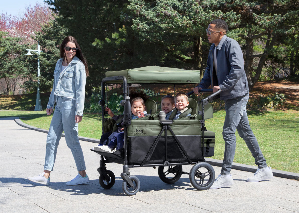 2026 Carrito-Paseador Jeep Wrangler Deluxe para 4 Niños – Capota Desmontable, Bolsa Térmica, Asientos Modulares, Almacenamiento XXL, Ruedas Antipinchazos, Manillares Ajustables
