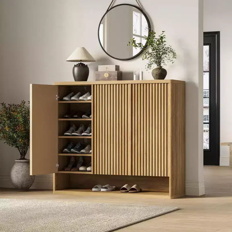 2026 Zapatero de madera de 46" con puerta acanalada, almacenamiento ajustable para 30–35 pares