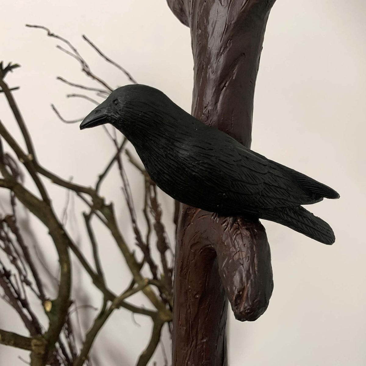 2026 Bieye L30959 Cuervo se sienta de nuevo en una rama desnuda Luna llena Estilo Tiffany Lámpara de pie Torchiere de vidrieras para decoración de Halloween (azul oscuro)