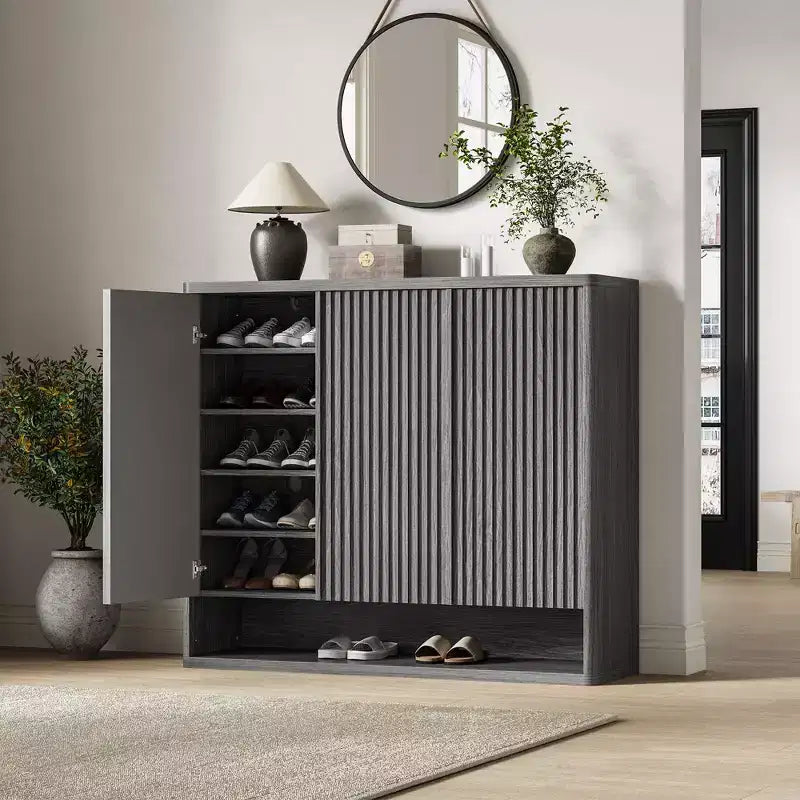 2026 Zapatero de madera de 46" con puerta acanalada, almacenamiento ajustable para 30–35 pares