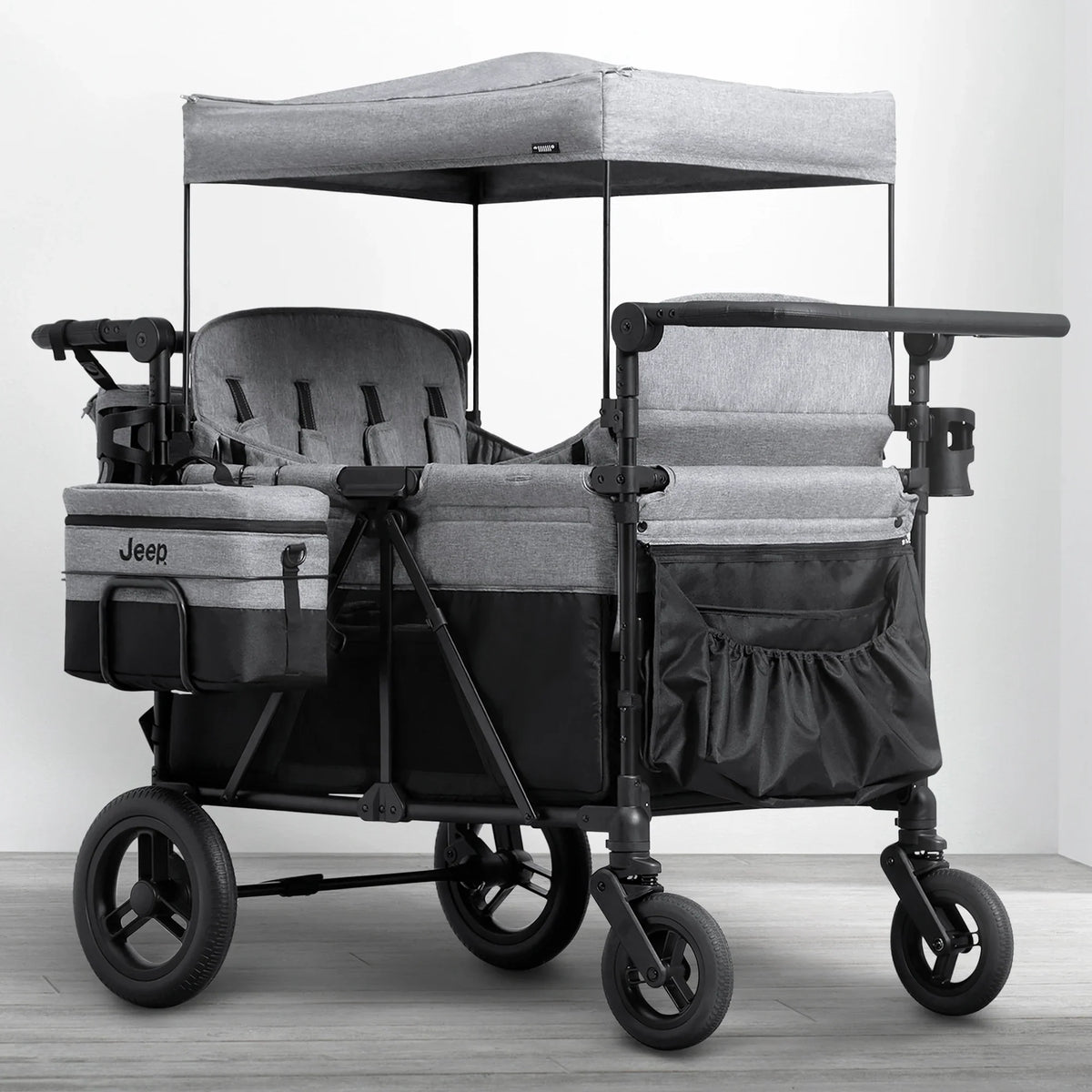 2026 Carrito-Paseador Jeep Wrangler Deluxe para 4 Niños – Capota Desmontable, Bolsa Térmica, Asientos Modulares, Almacenamiento XXL, Ruedas Antipinchazos, Manillares Ajustables