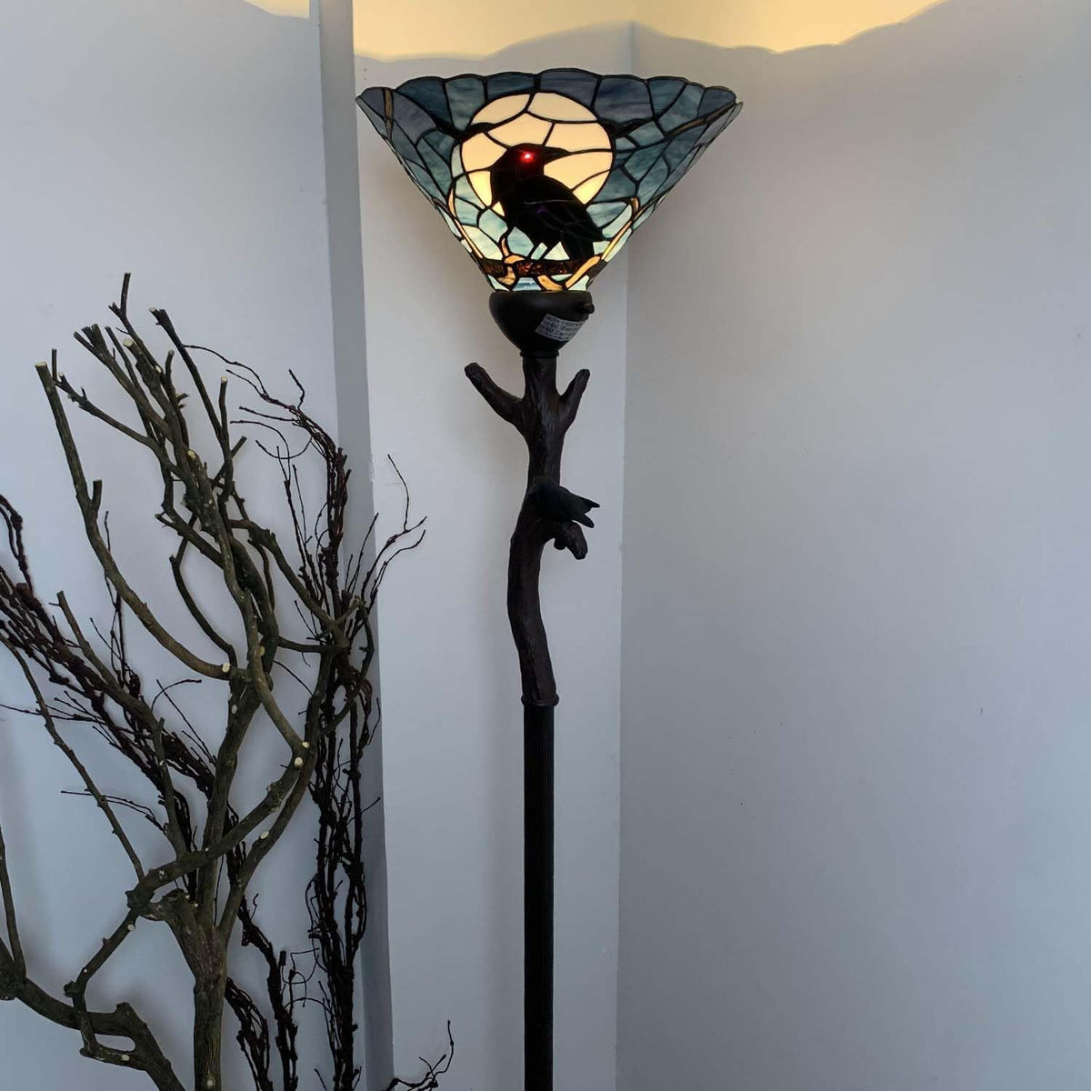 2026 Bieye L30959 Cuervo se sienta de nuevo en una rama desnuda Luna llena Estilo Tiffany Lámpara de pie Torchiere de vidrieras para decoración de Halloween (azul oscuro)