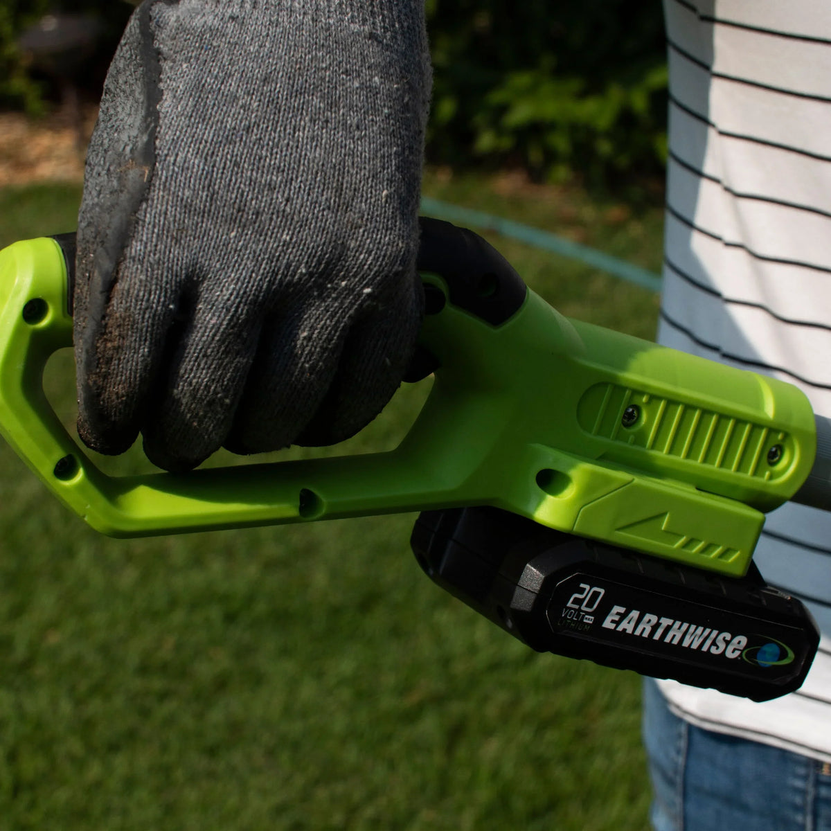 2026 NewEarthwise LPHT12022 20" Cordless Electric 20 Volt Pole Hedge Trimmer (2Ah Battery and Charger Include)
