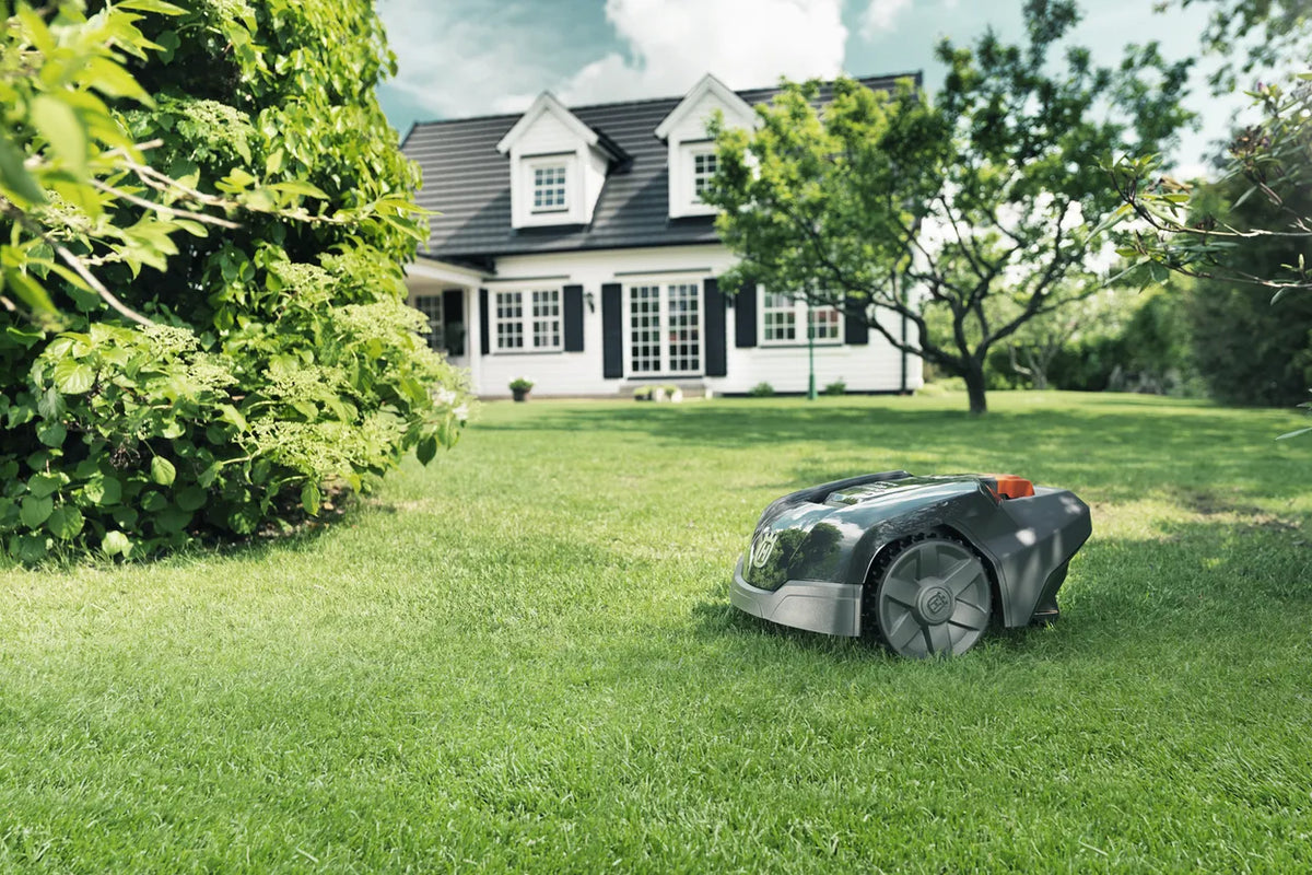 2026 Husqvarna Automower® 105 con kit de instalación (exclusivo en línea)