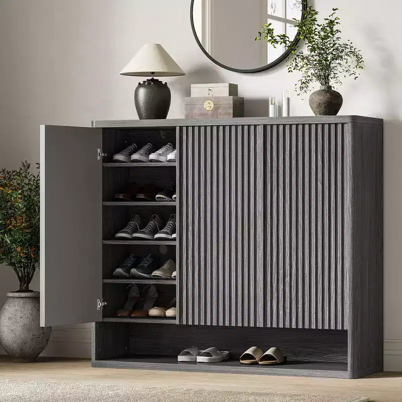 2026 Zapatero de madera de 46" con puerta acanalada, almacenamiento ajustable para 30–35 pares